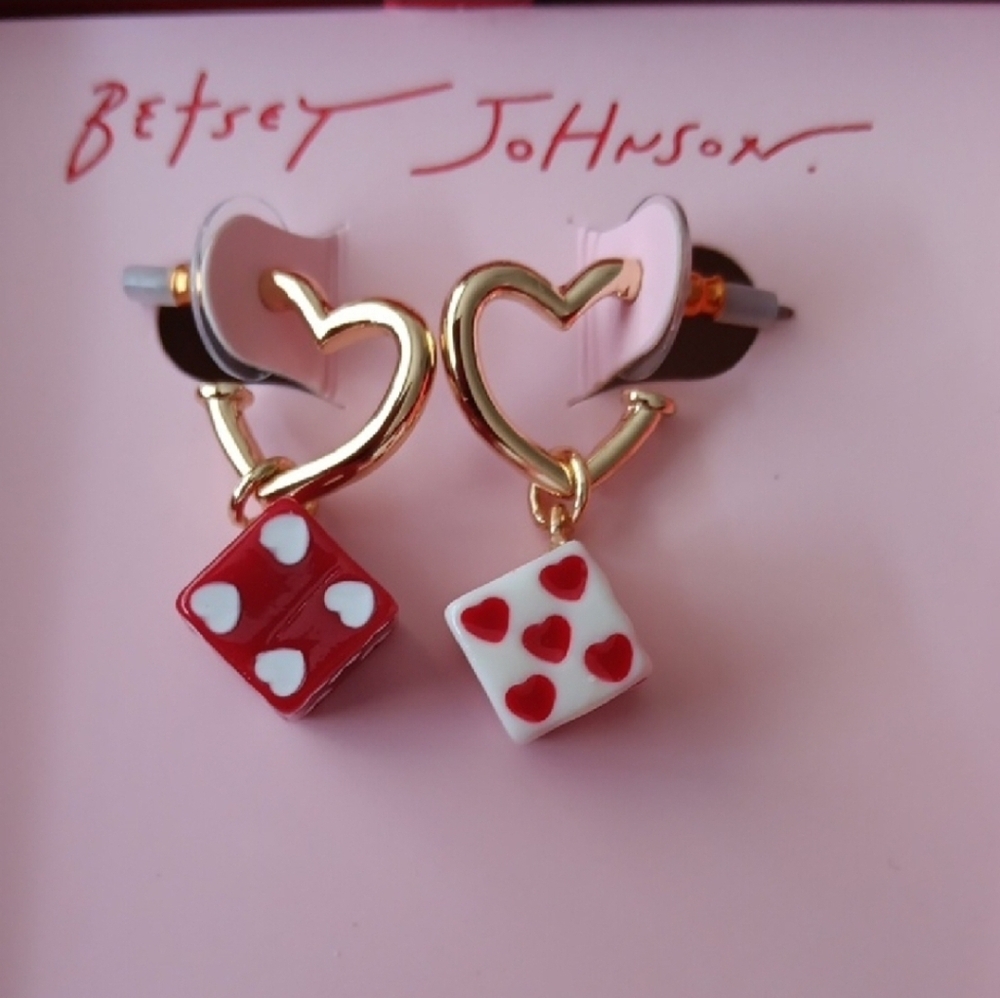 💖🔹️Betsey Johnson🔹️ Gold Tone Heart Huggie Dice drop Earrings - Picture 3 of 6